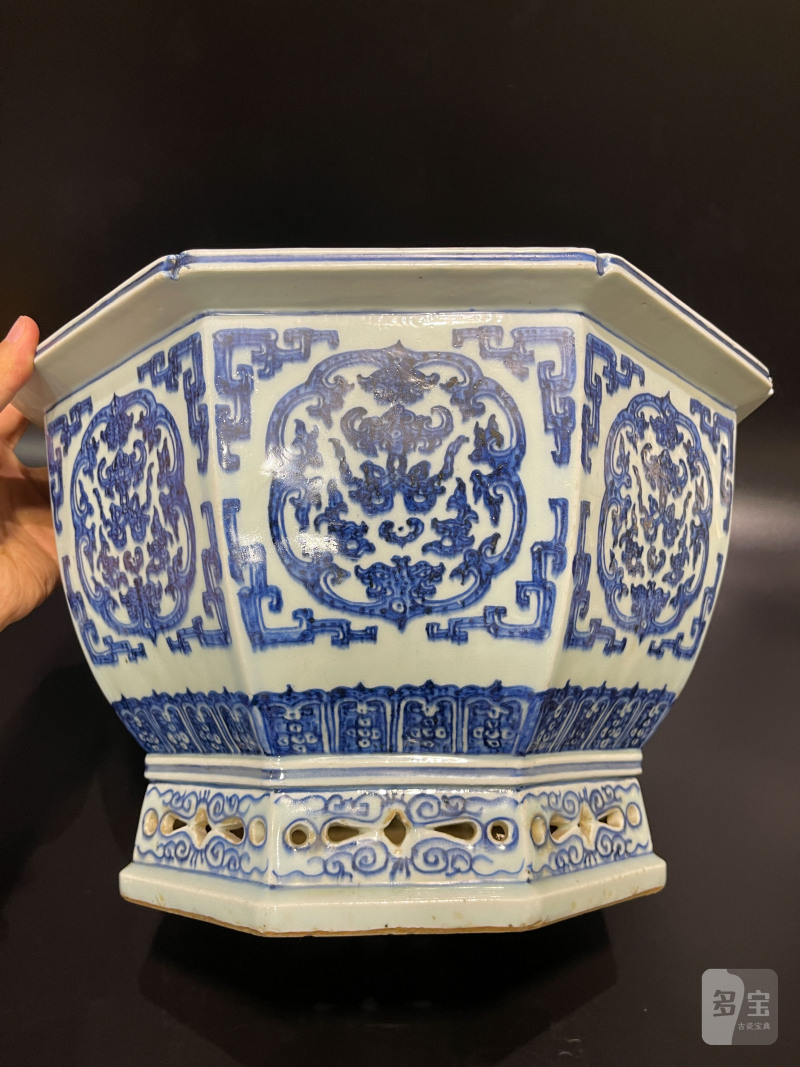 清乾隆 青花团花纹六方大花盆 - 图5